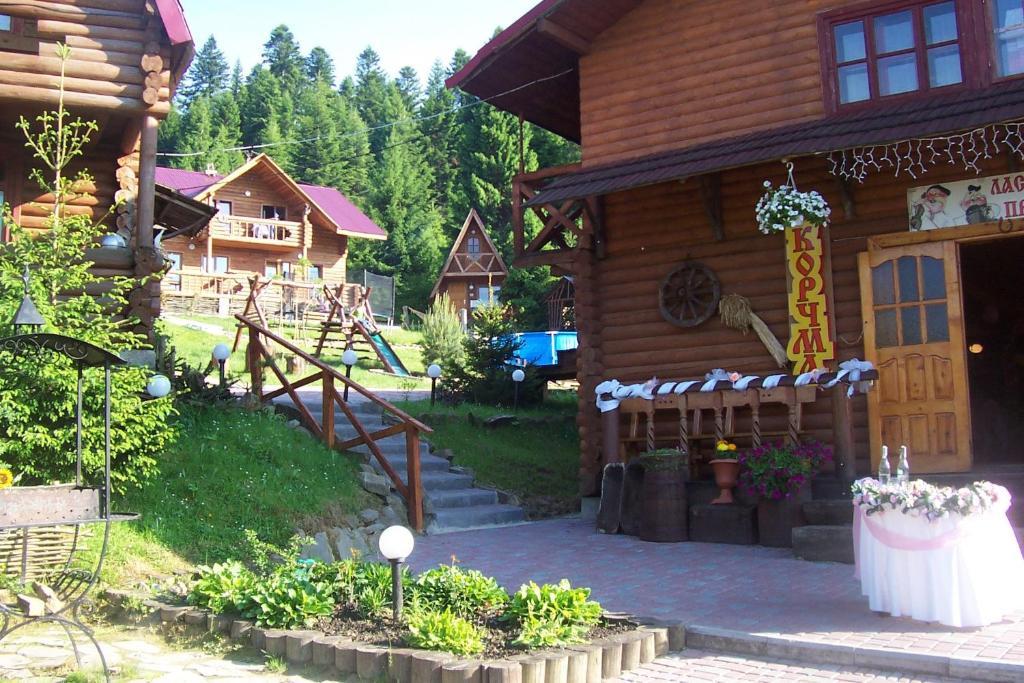 Boykivskiy Dvir Hotel Yasenitsa Zamkova ภายนอก รูปภาพ