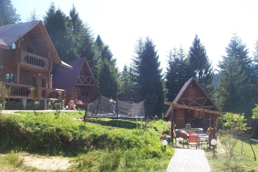 Boykivskiy Dvir Hotel Yasenitsa Zamkova ภายนอก รูปภาพ